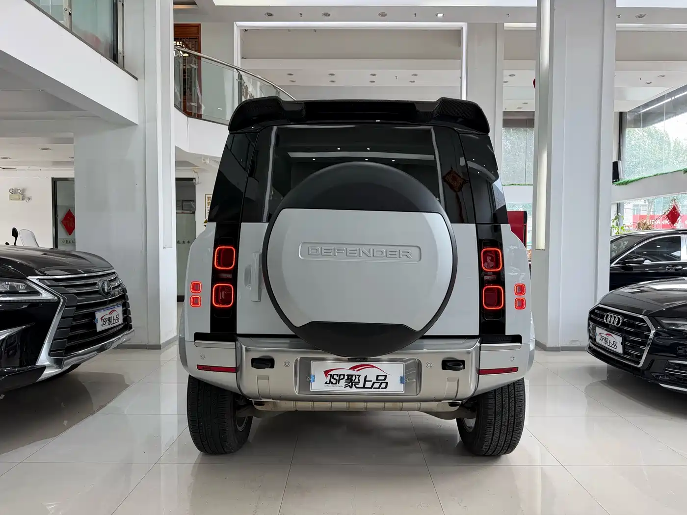 Photo 13 - Land Rover Defender