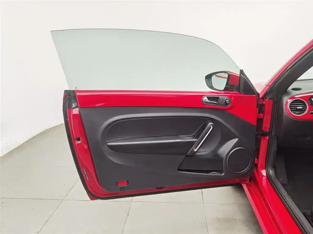 VOLKSWAGEN BEETLE