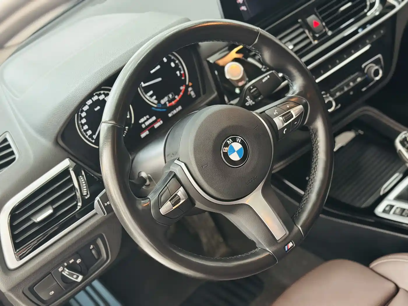BMW 1 Series 2023 120i M Sport Shadow Edition фото 13