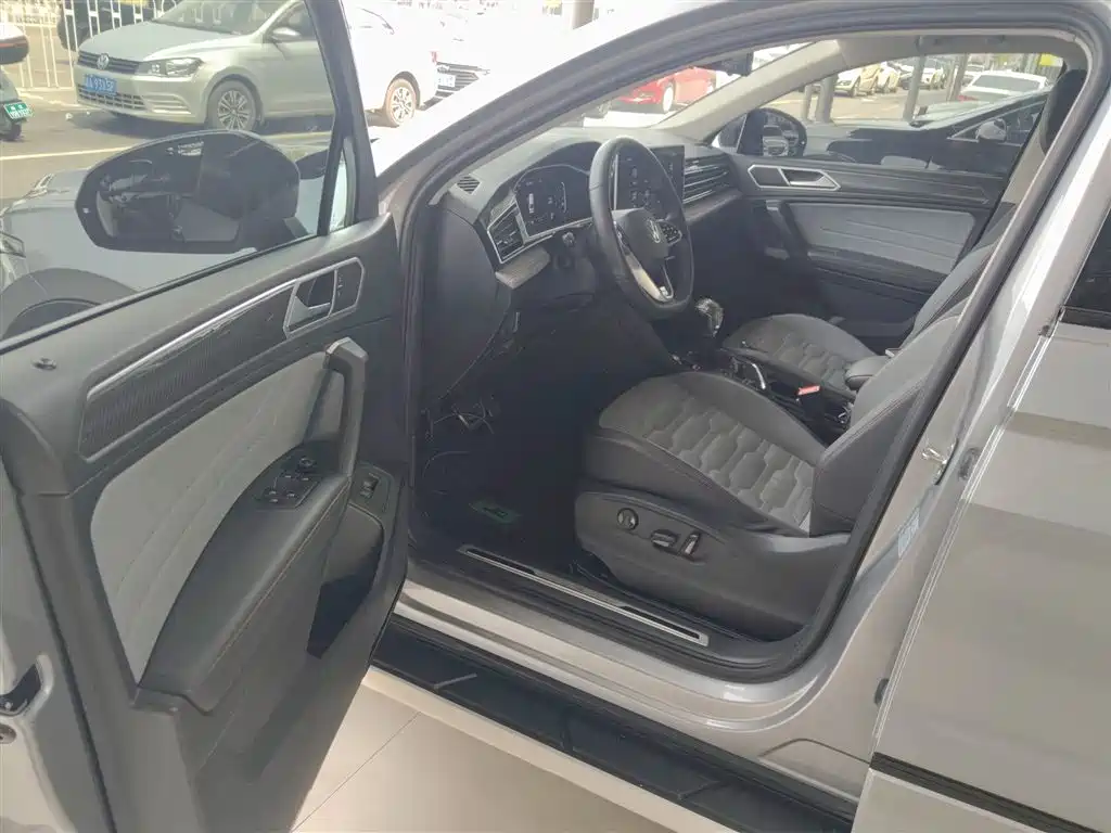 Volkswagen Tiguan X 2023 330TSI 2WD Flagship фото 12
