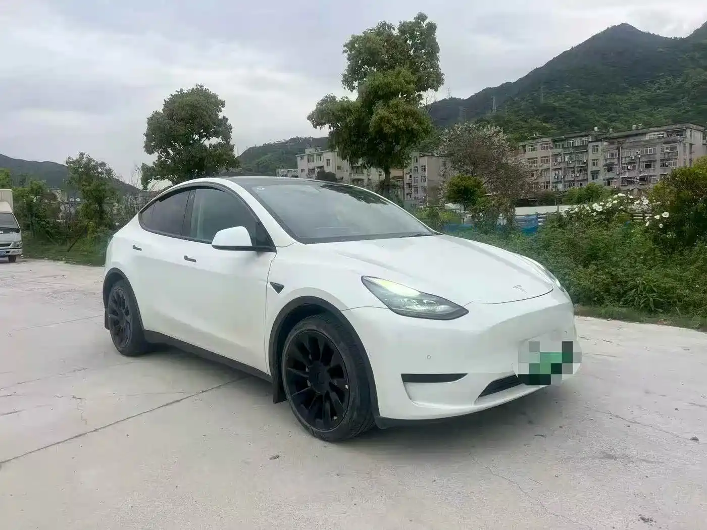TESLA MODEL Y