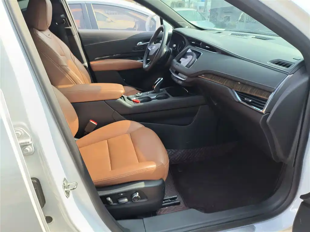 CADILLAC XT4