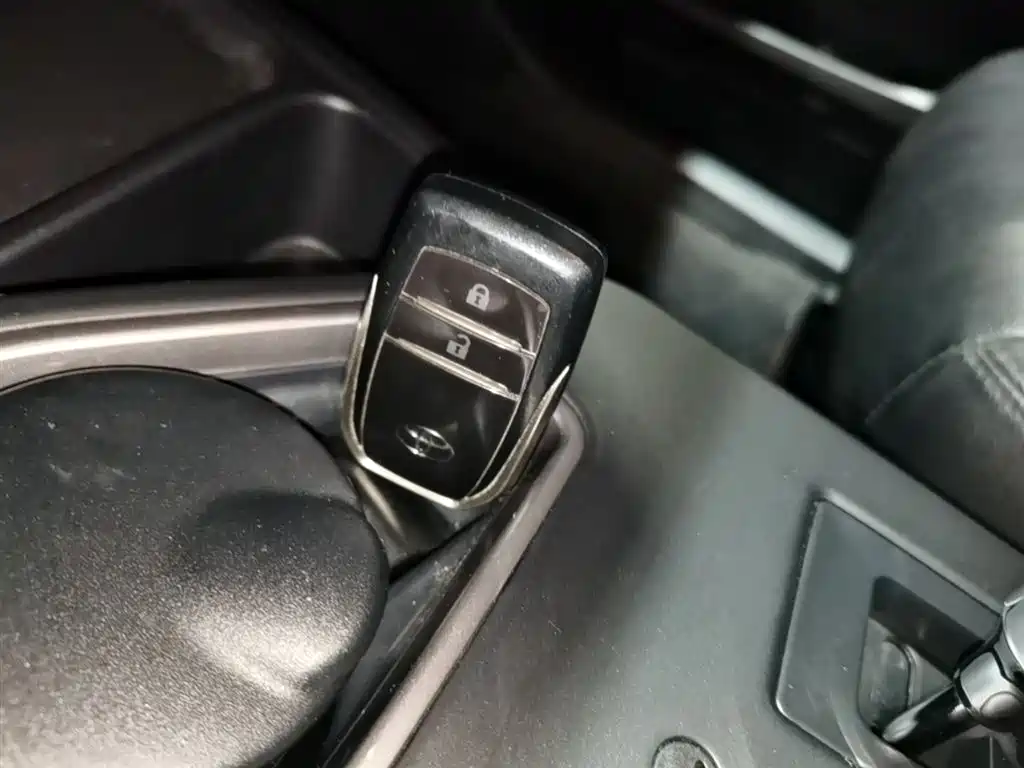 Toyota RAV4 Rongfang 2016 2.0L CVT 2WD Trend (China V) фото 9