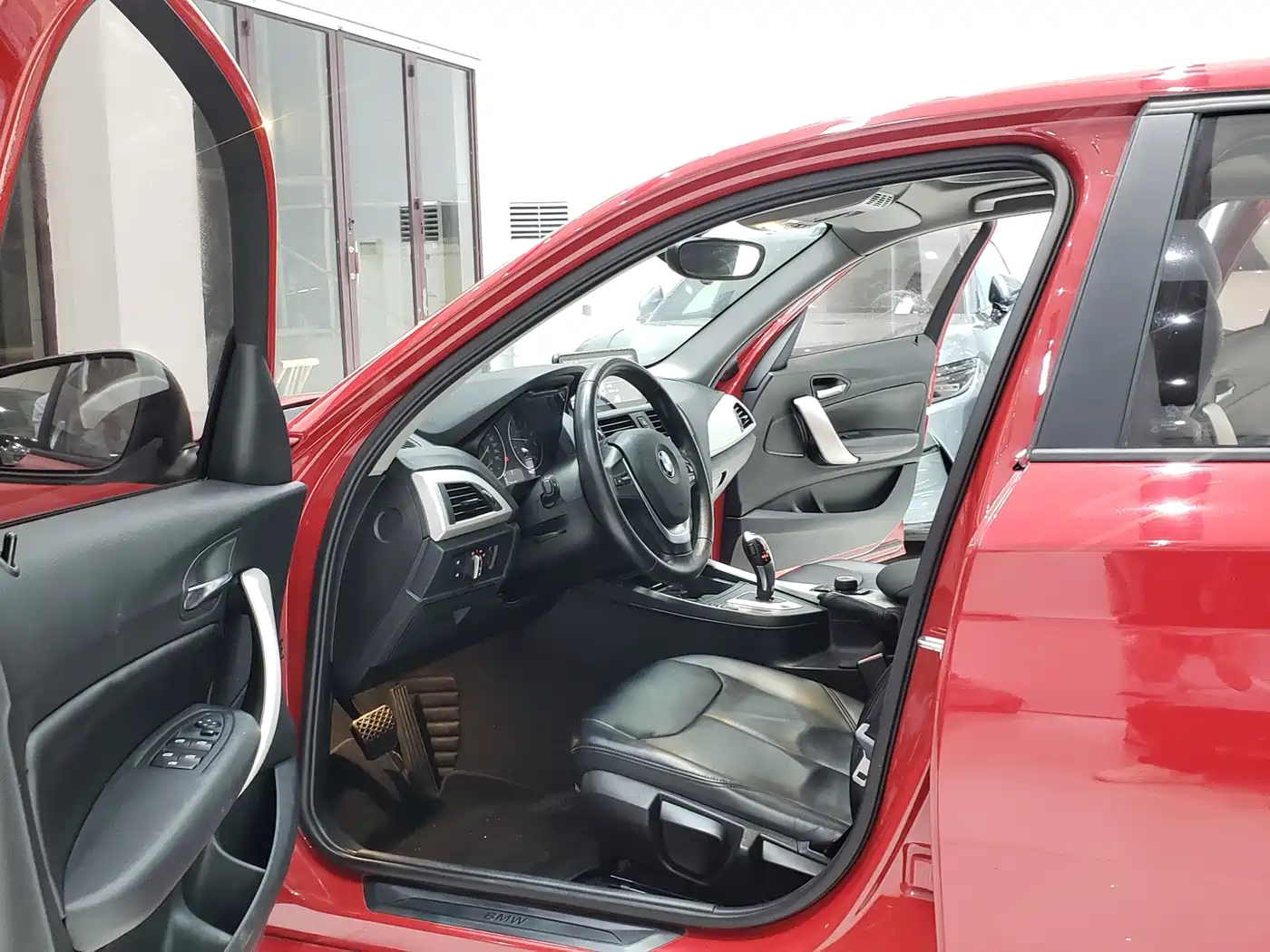 BMW 1 Series (Import) 2015 118i Leading фото 5