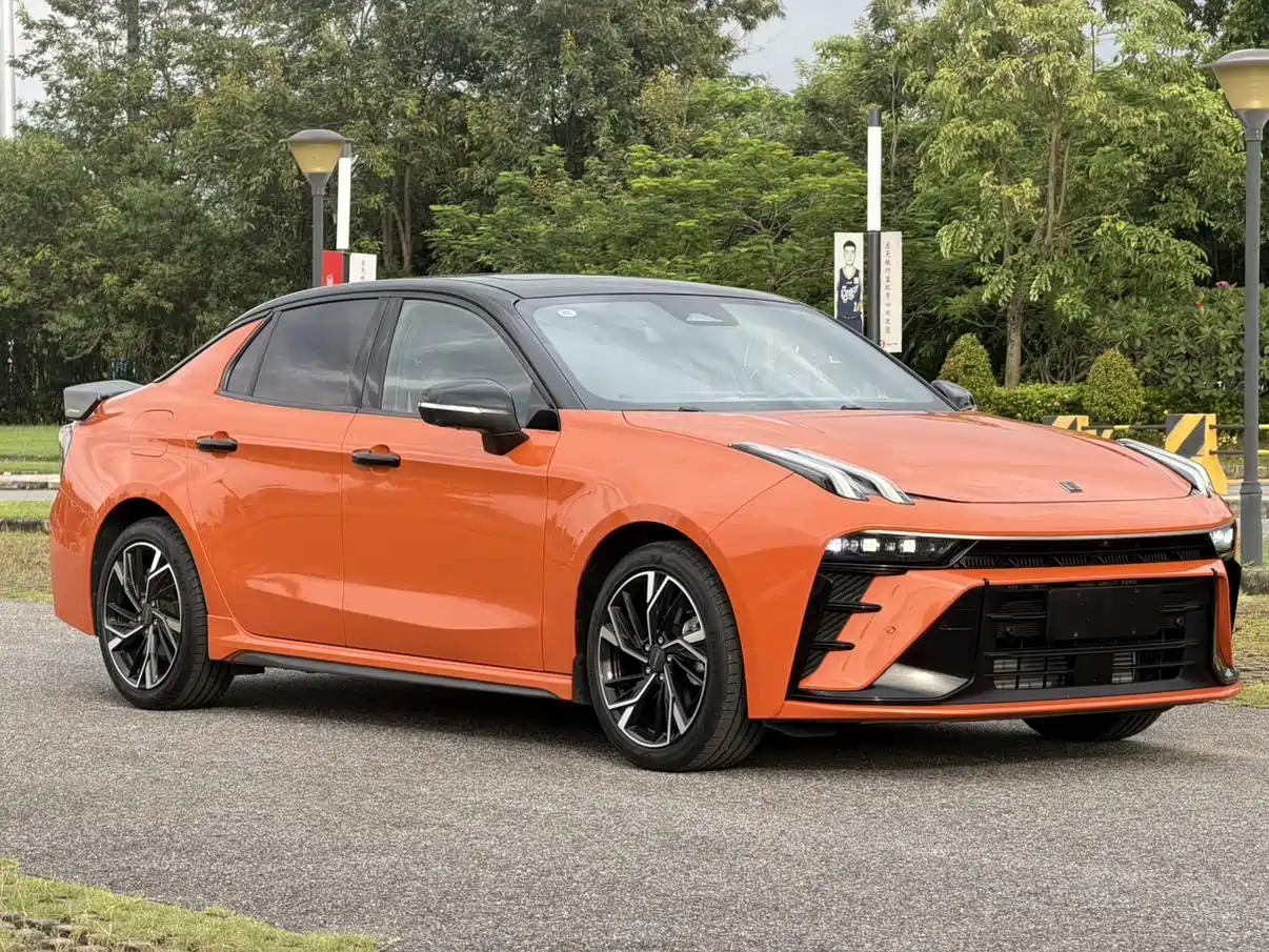 Фото 3 - Lynk & Co 03