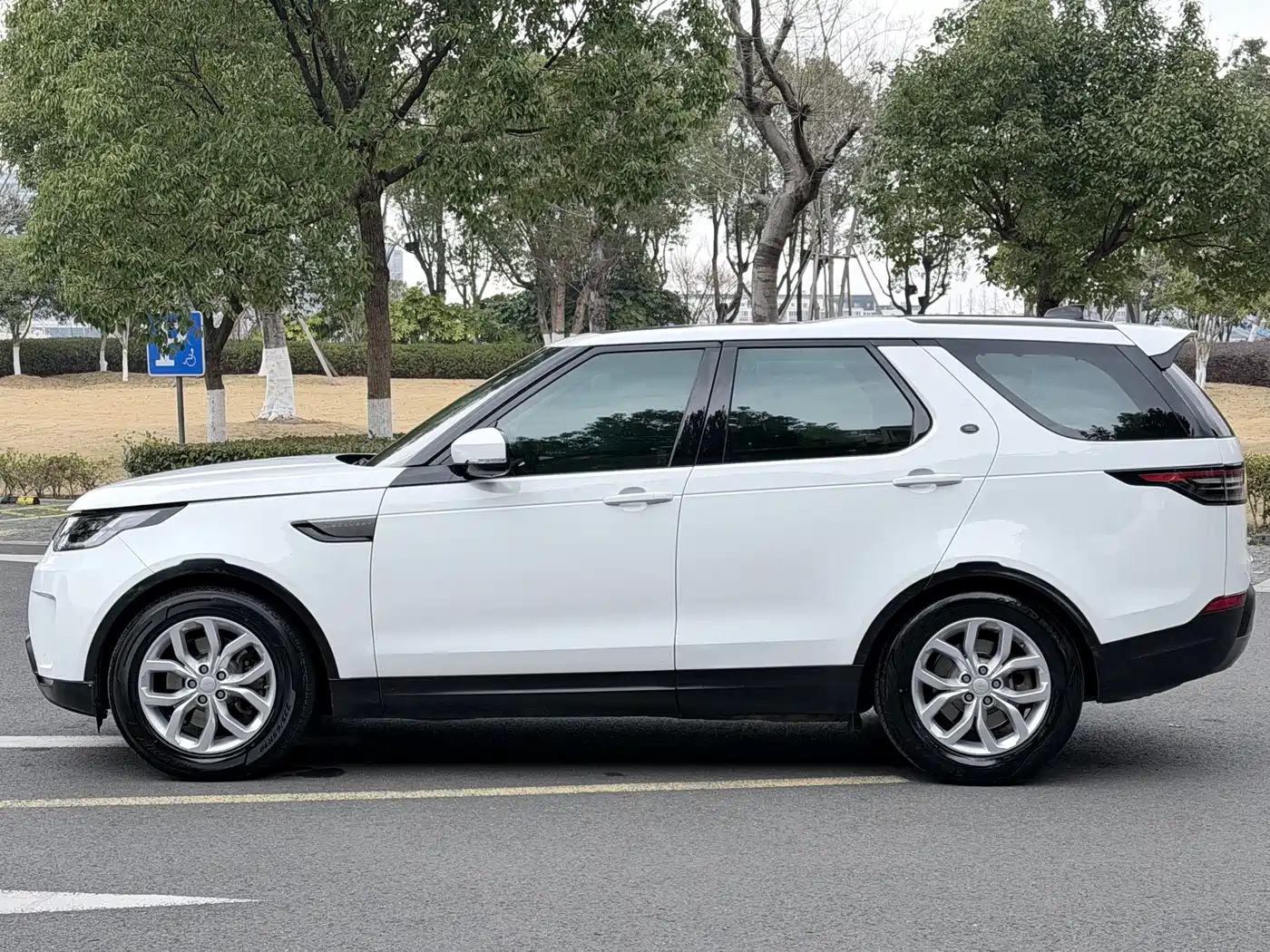 Land Rover Discovery 2017 3.0 SC V6 S фото 4