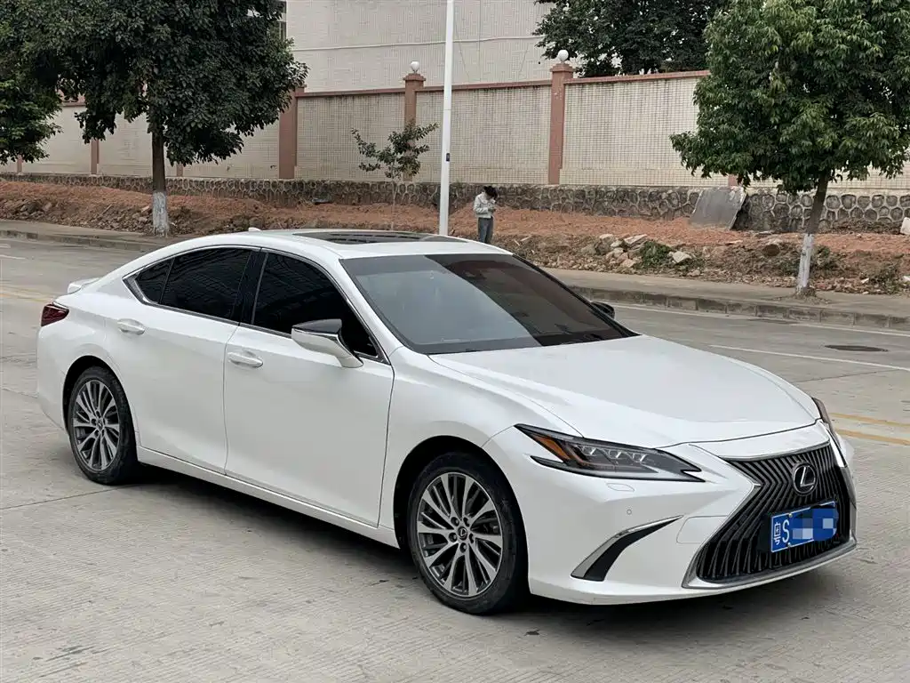 Lexus ES 2021 300h Luxury Edition фото 2