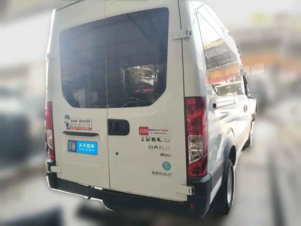 Iveco Daily 2023 2021 2.0T Manual Chaorui Long Wheelbase Short Overhang High Roof Manual Door F1A