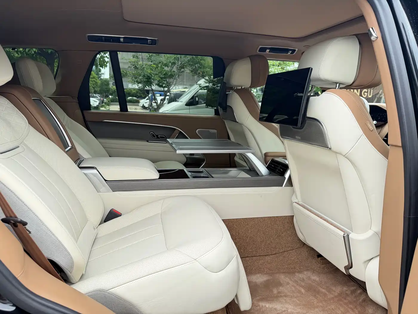 Land Rover Range Rover 2024 3.0 L6 400PS SV Prestige Genesis Extended 4-Seater фото 12