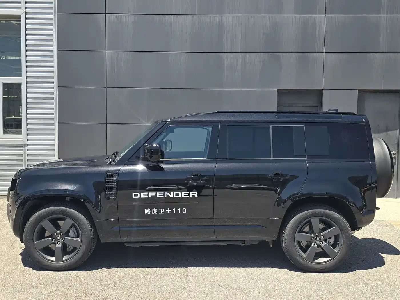 Land Rover Defender 2025 110 3.0T P400 -Dynamic HSE фото 7