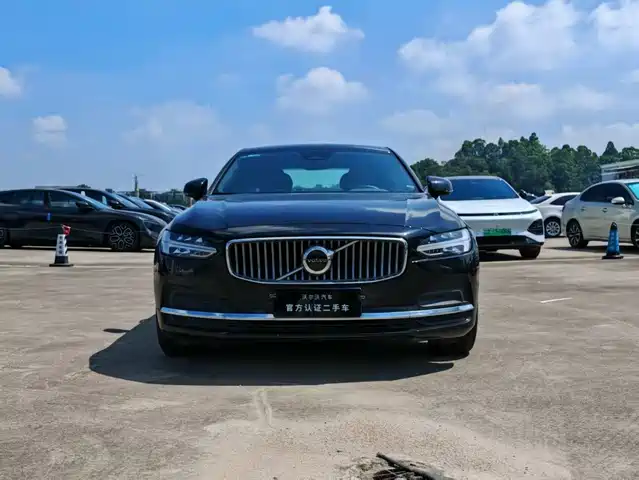 Volvo S90 2024 B5 Momentum Luxury Edition — фото 2