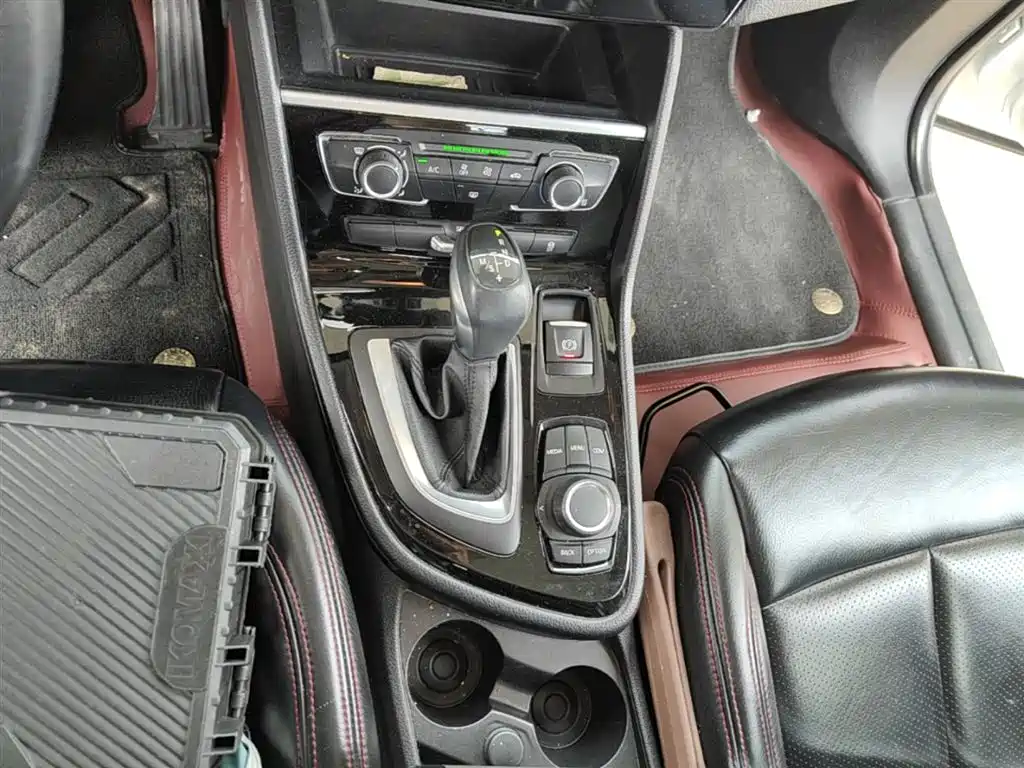 BMW 2 Series Touring 2018 218i Sport Line фото 14