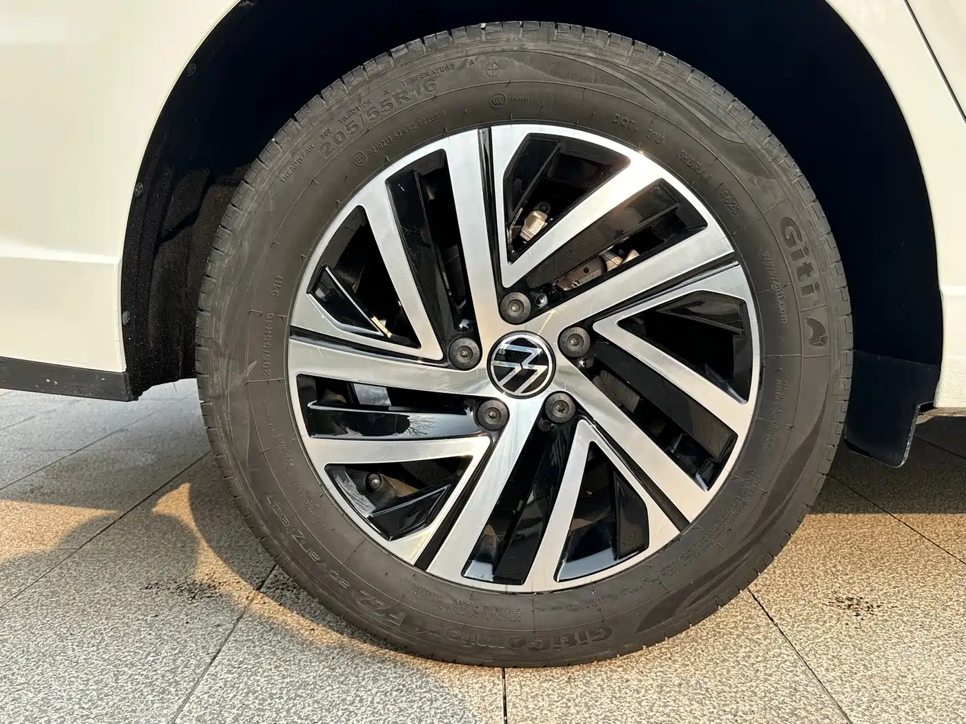 Volkswagen Lavida 2024 Model 1.5L Automatic Full Comfort Edition фото 16
