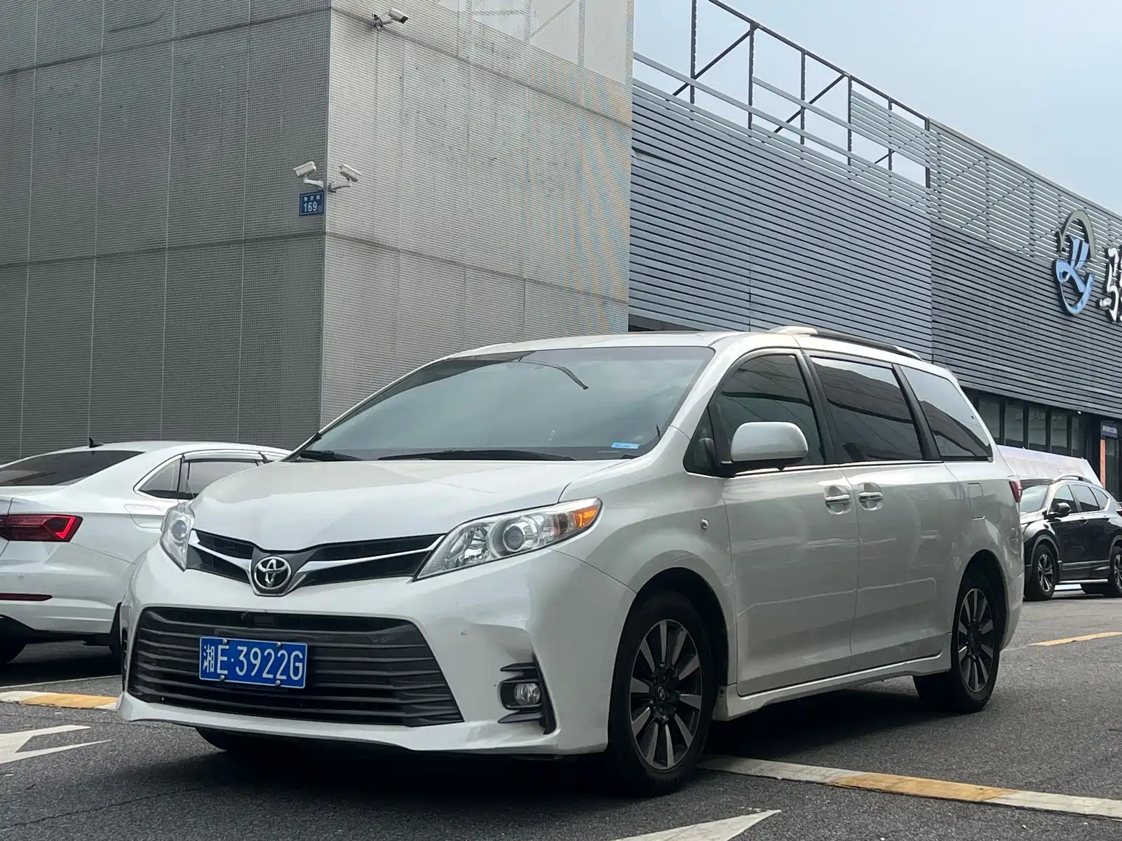 Photo 1 - Toyota Sienna