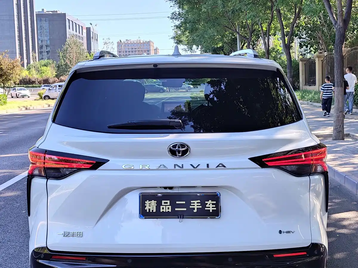 Фото 30 - Toyota Granvia