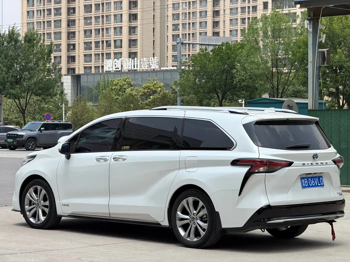 Toyota Sienna 2023 2.5L Hybrid Platinum Edition фото 4