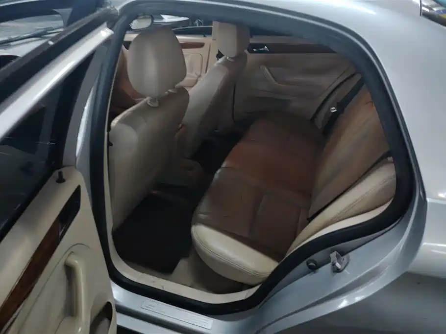 Volkswagen Bora 2012 1.6L Automatic Comfort Value Edition фото 11