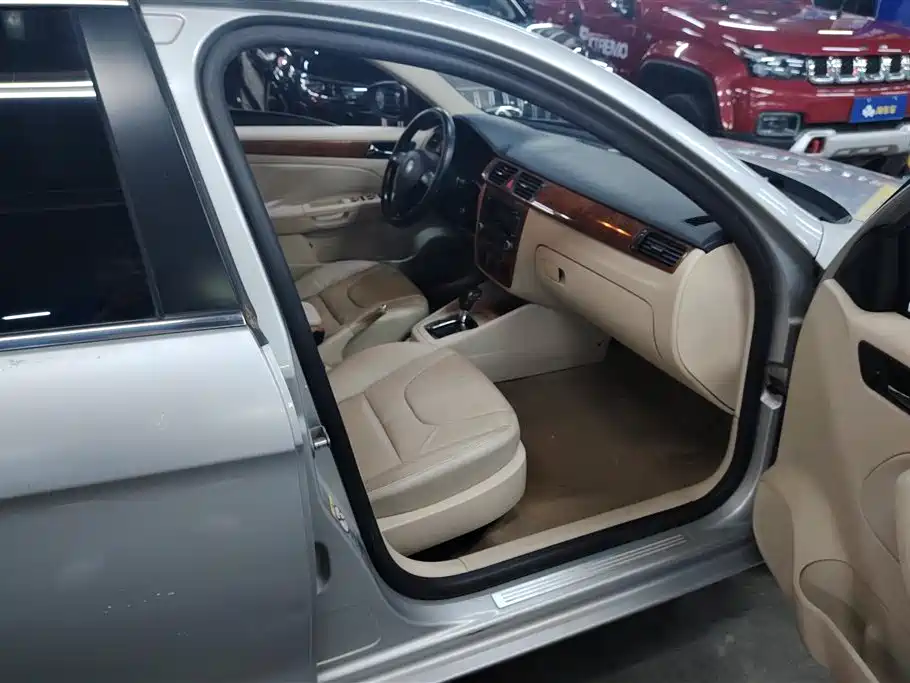 Volkswagen Bora 2012 1.6L Automatic Comfort Value Edition фото 8