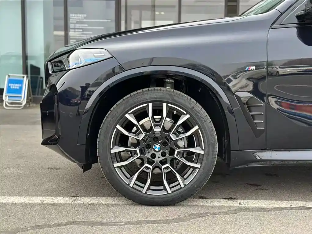 BMW X5 2025 Model xDrive 40Li M Sport Blackout Package фото 4