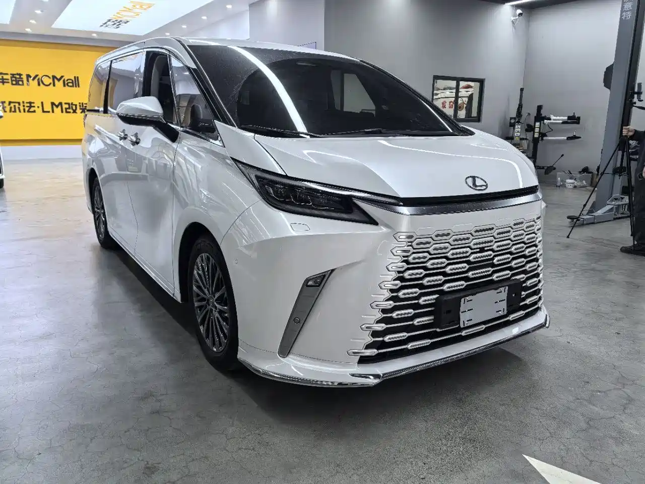 LEXUS LM