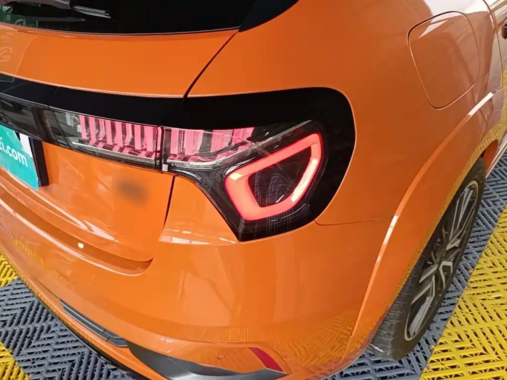 Фото 8 - Lynk & Co 02 Hatchback