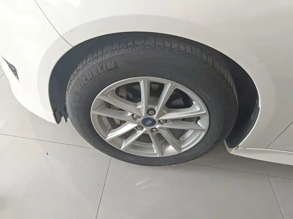 Фото 23 - Ford Focus