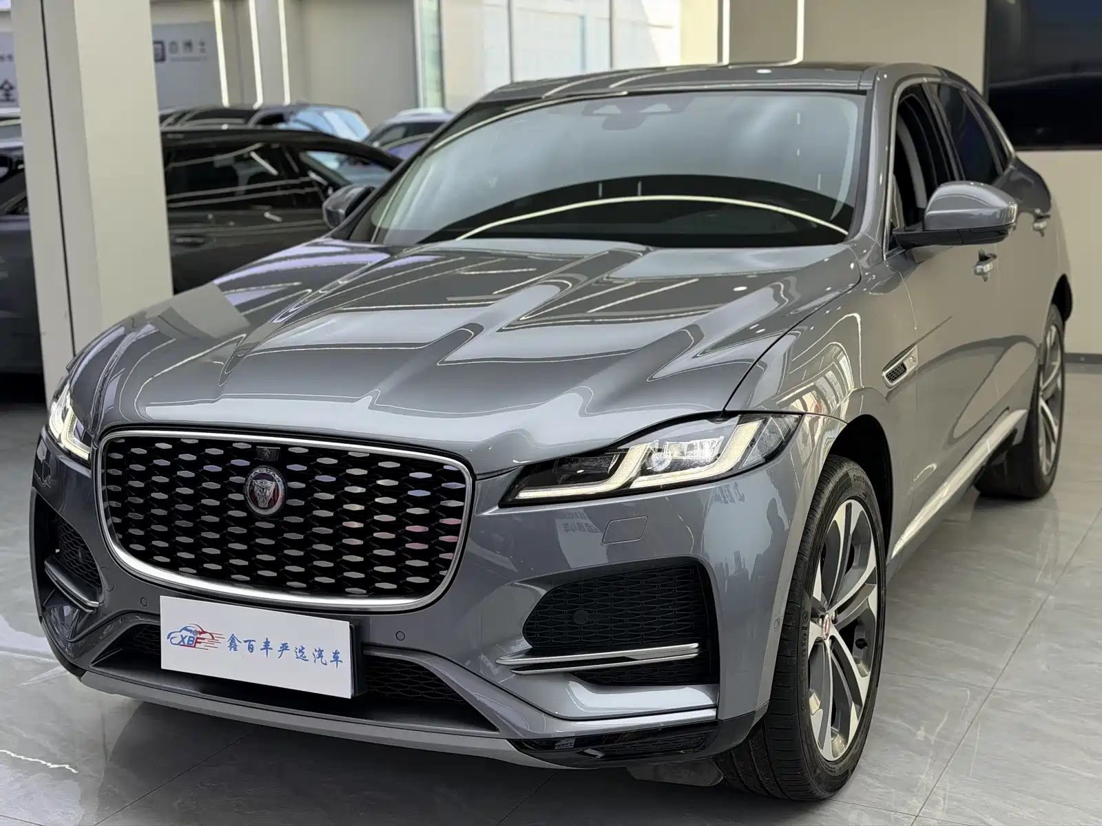 Фото 1 - Jaguar F-PACE
