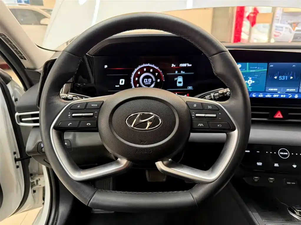 HYUNDAI ELANTRA