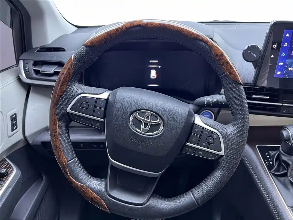 Toyota Granvia 2023 2.5L Hybrid Luxury Edition фото 15