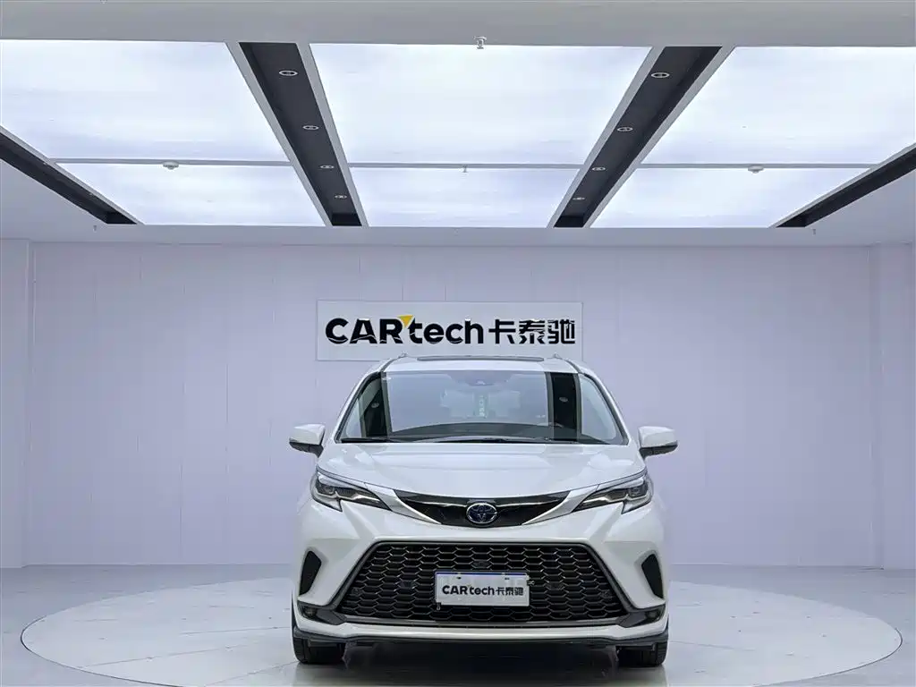 Toyota Granvia 2023 2.5L Hybrid Luxury Edition фото 3
