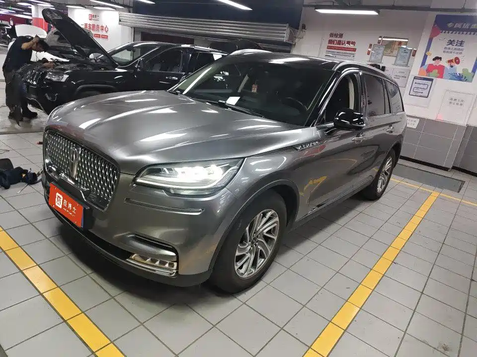 Photo 1 - Lincoln Aviator