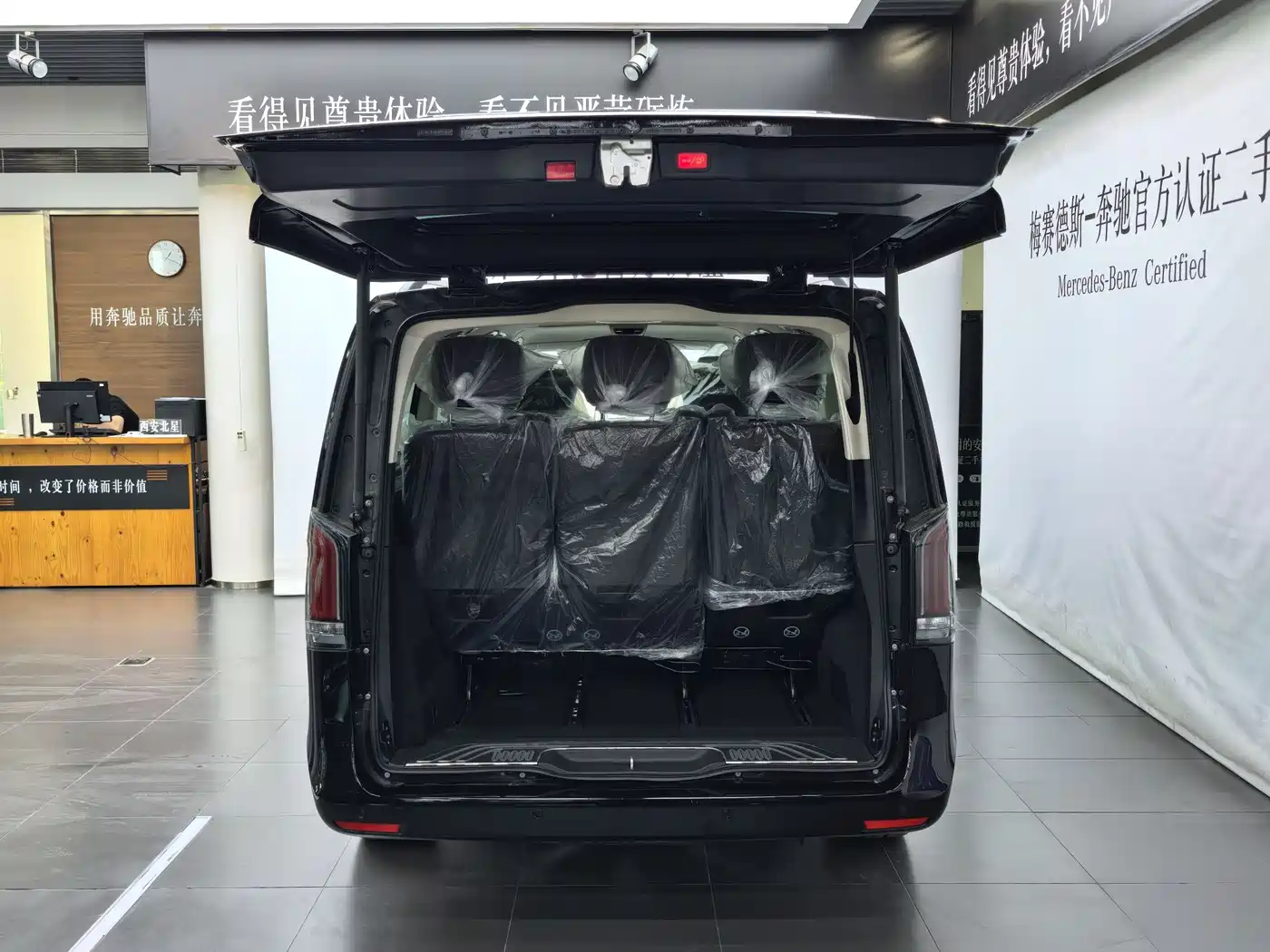 Mercedes-Benz V-Class 2024 V 300 L Long Wheelbase Premium фото 22