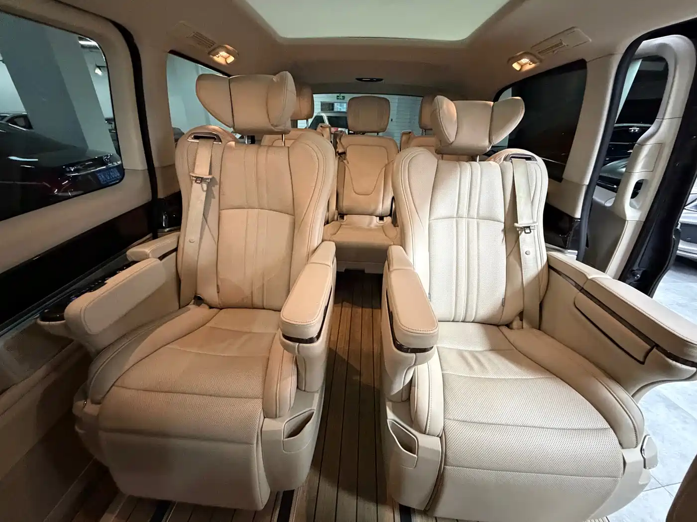 Mercedes-Benz V-Class 2017 Model V 260 Premium Edition фото 8
