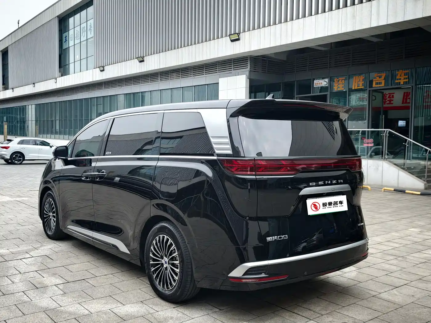 Denza D9 2024 DM-i 980 AWD Premium фото 28