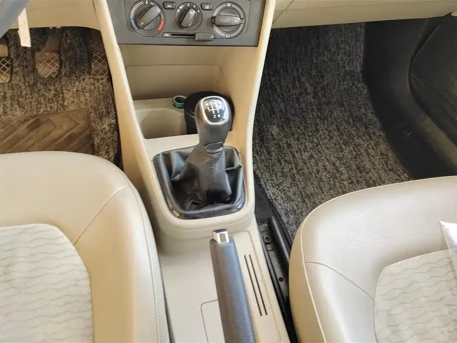 Škoda Rapid 2013 1.6L Manual Smart Selection фото 16