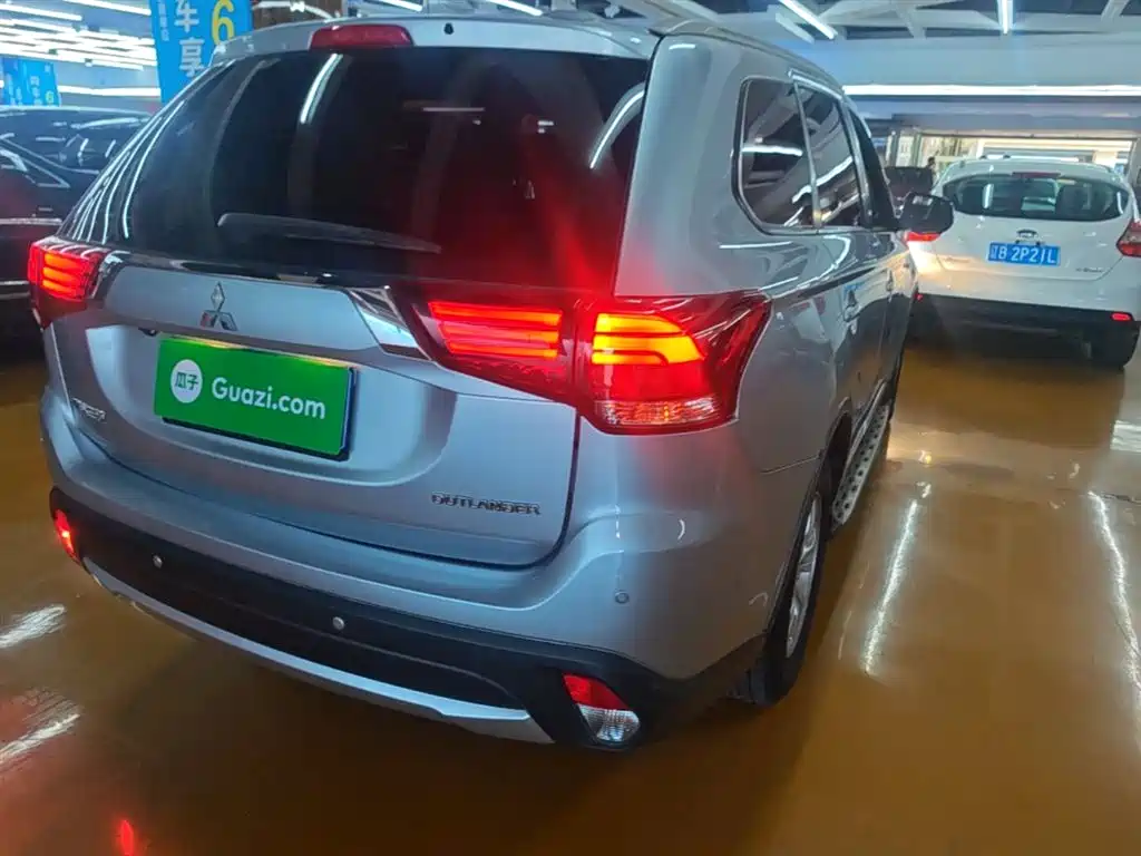 Mitsubishi Outlander 2016 2.0L 2WD Fashion Edition 5-seater фото 8