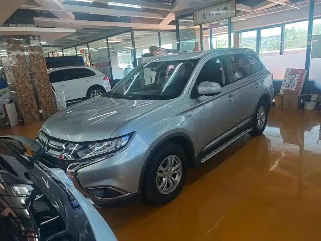 Mitsubishi Outlander 2016 2.0L 2WD Fashion Edition 5-seater фото 2
