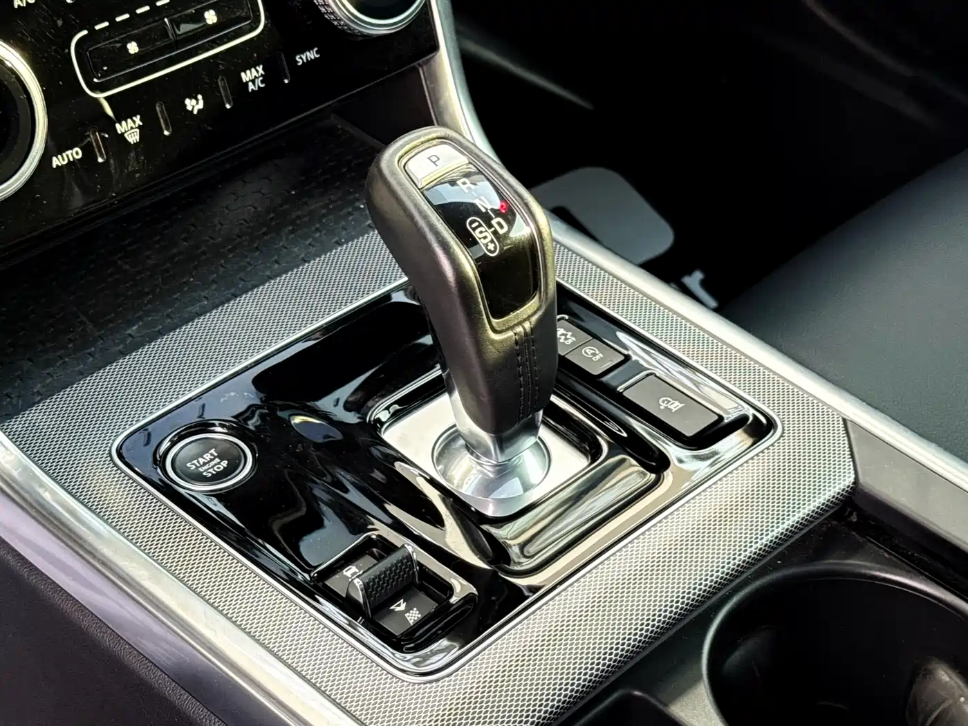 Jaguar XEL 2020 2.0T 200PS R-DYNAMIC Youth Sport Edition фото 16