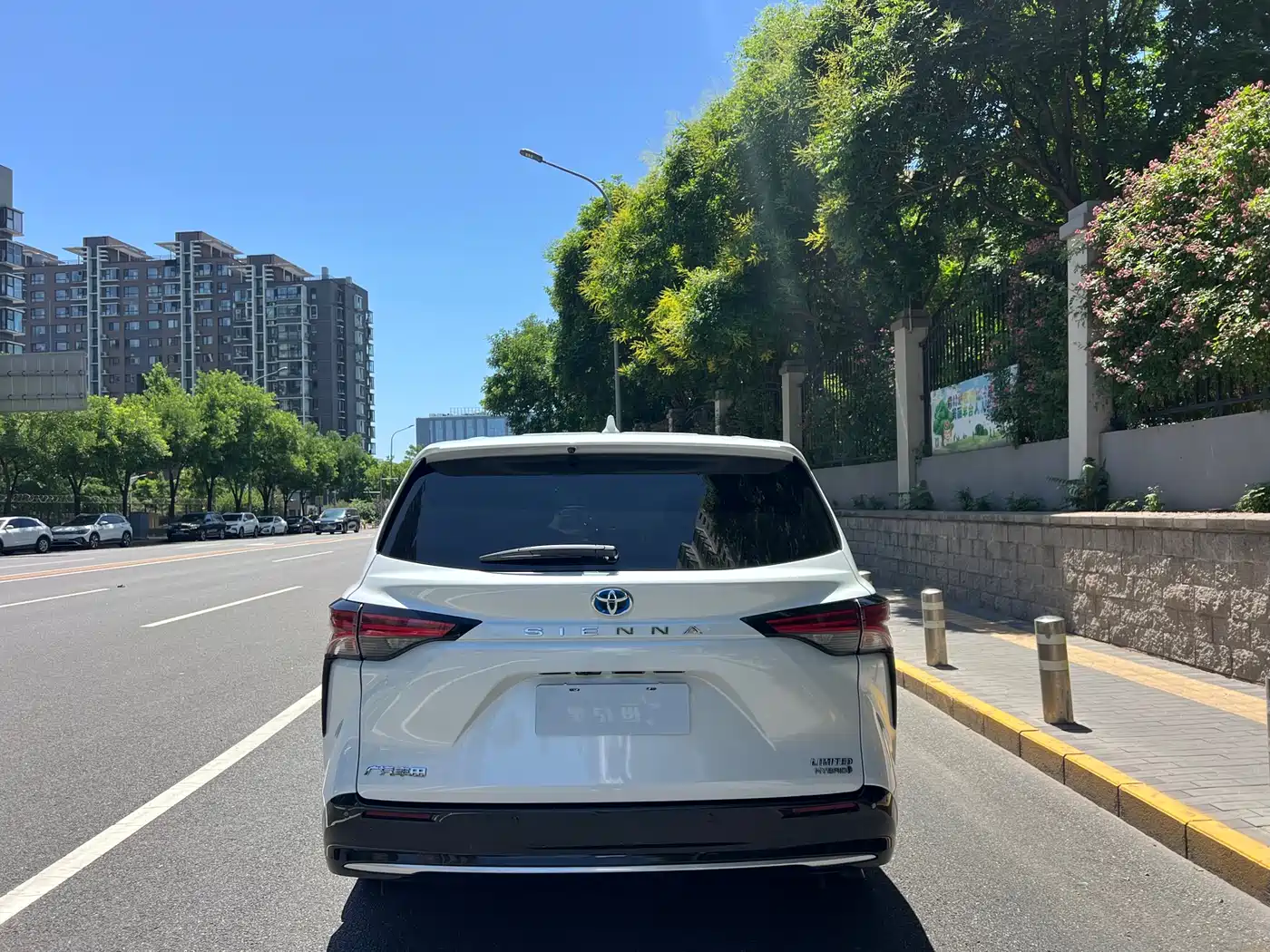 Toyota Sienna 2021 2.5L Hybrid Premium Edition фото 18