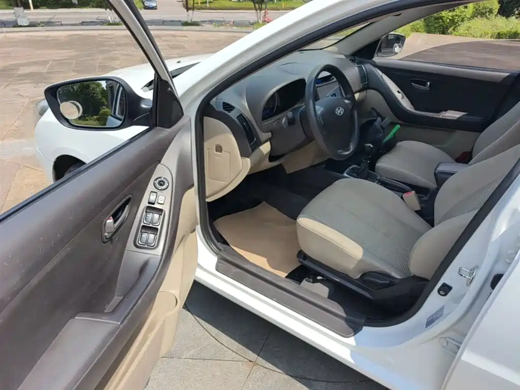 Hyundai Elantra 2016 1.6L Manual Family Joy Sunroof Edition фото 16