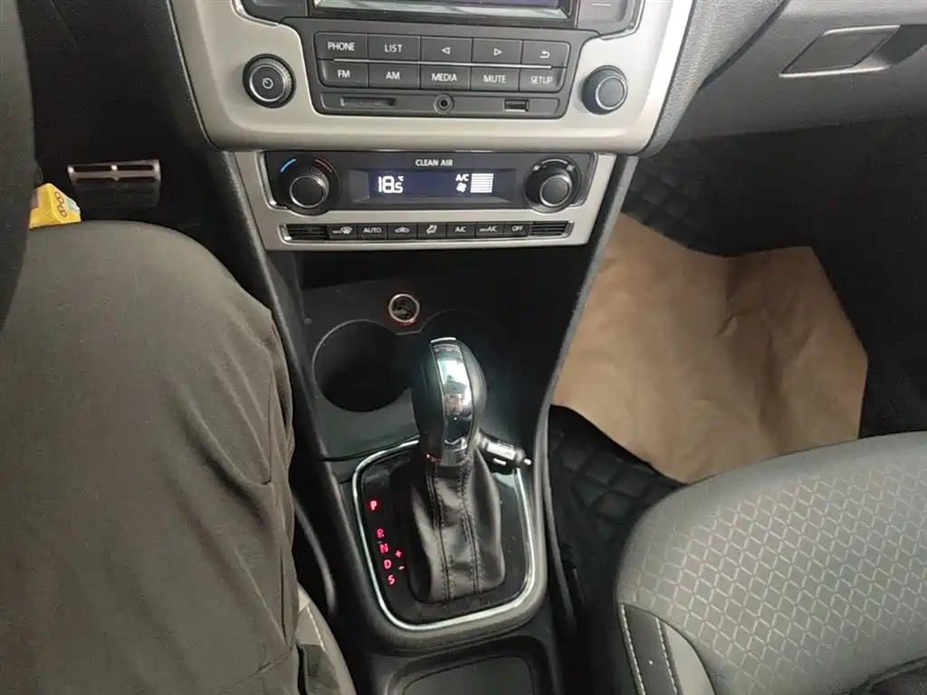 Volkswagen Polo 2016 1.6L Cross Polo Automatic фото 14