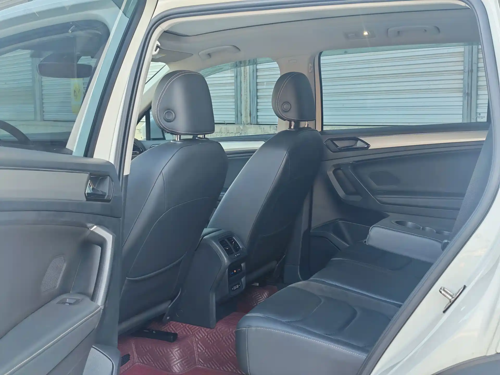 Photo 7 - Volkswagen Tiguan L