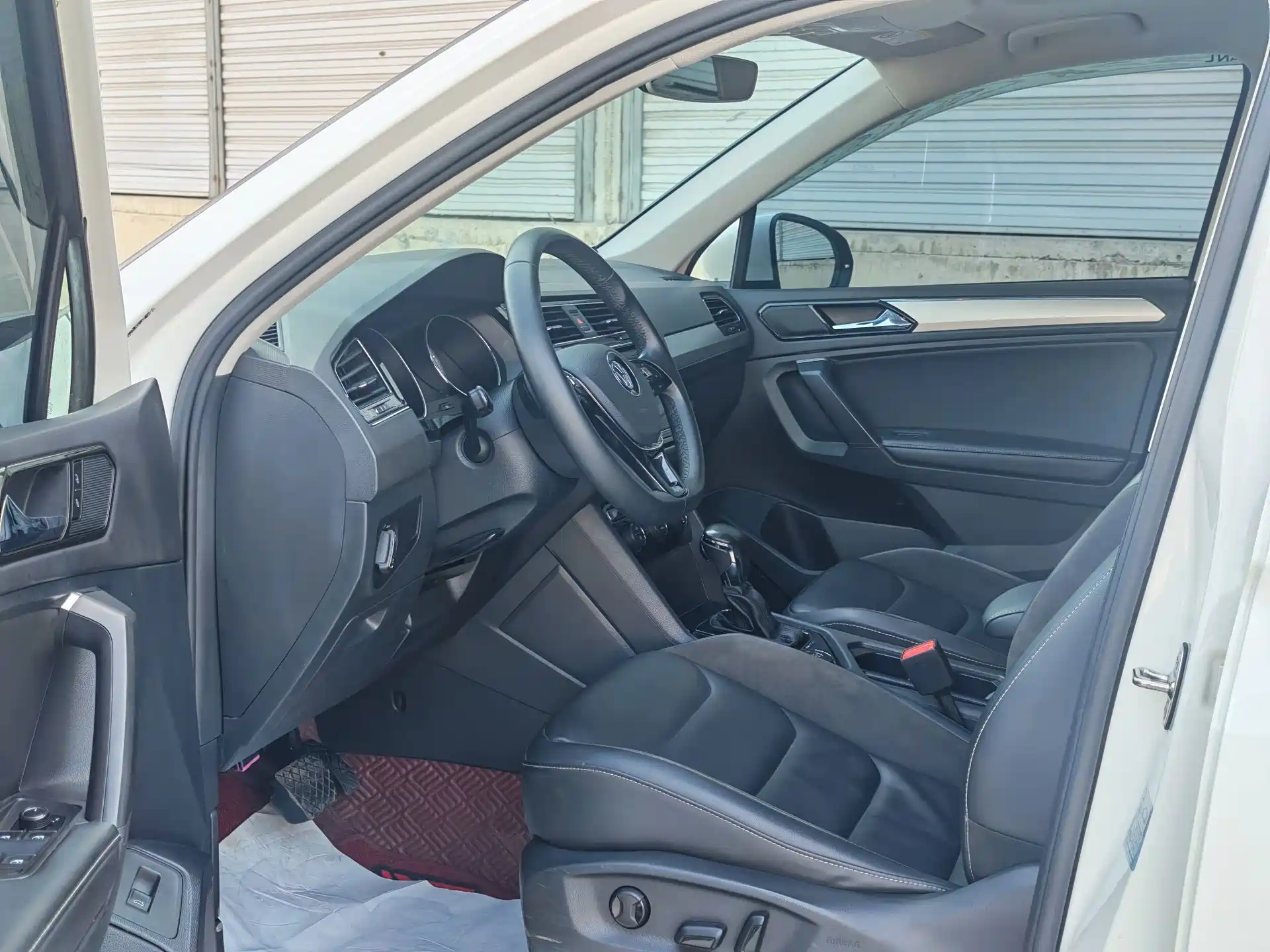 Photo 8 - Volkswagen Tiguan L