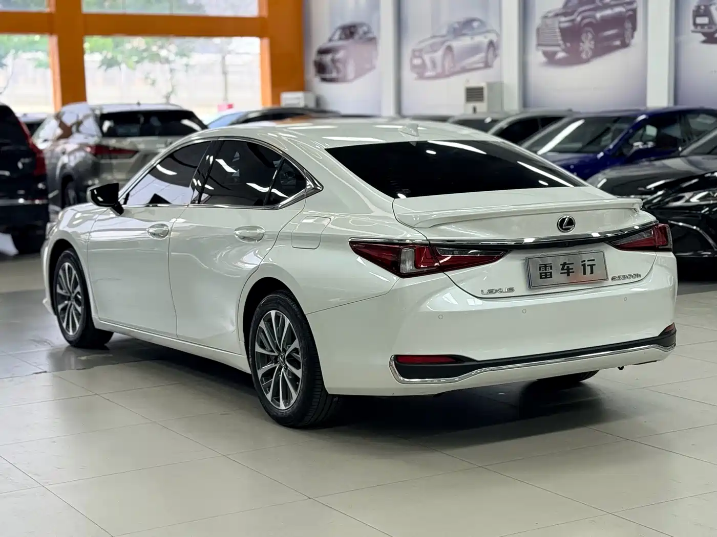Lexus ES 2022 300h Excellence Edition фото 11