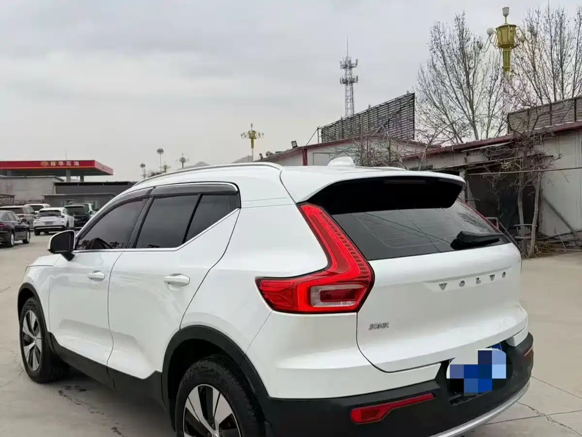 VOLVO XC40
