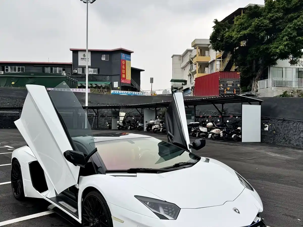 Lamborghini Aventador 2011 LP 700-4 фото 3