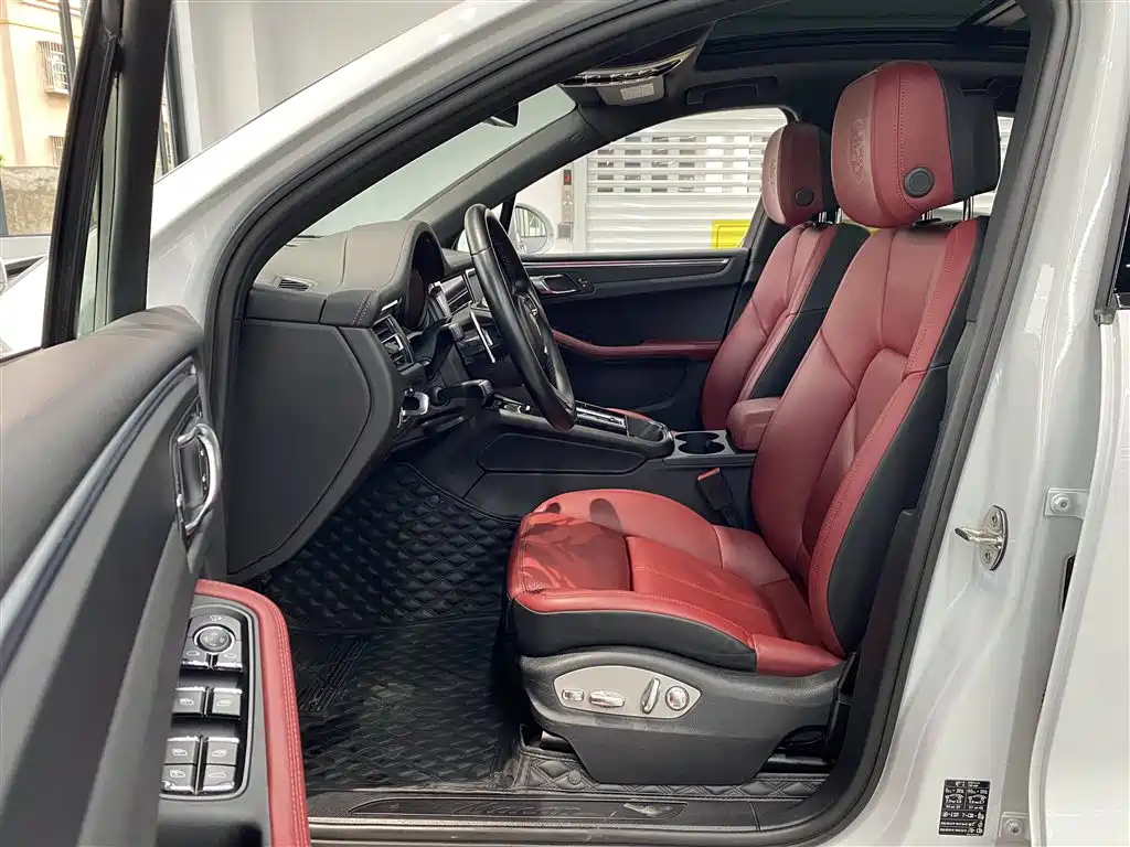 PORSCHE MACAN
