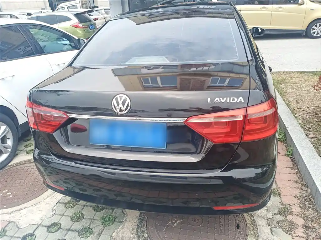 Volkswagen Lavida 2015 1.6L Automatic Trend Edition фото 6
