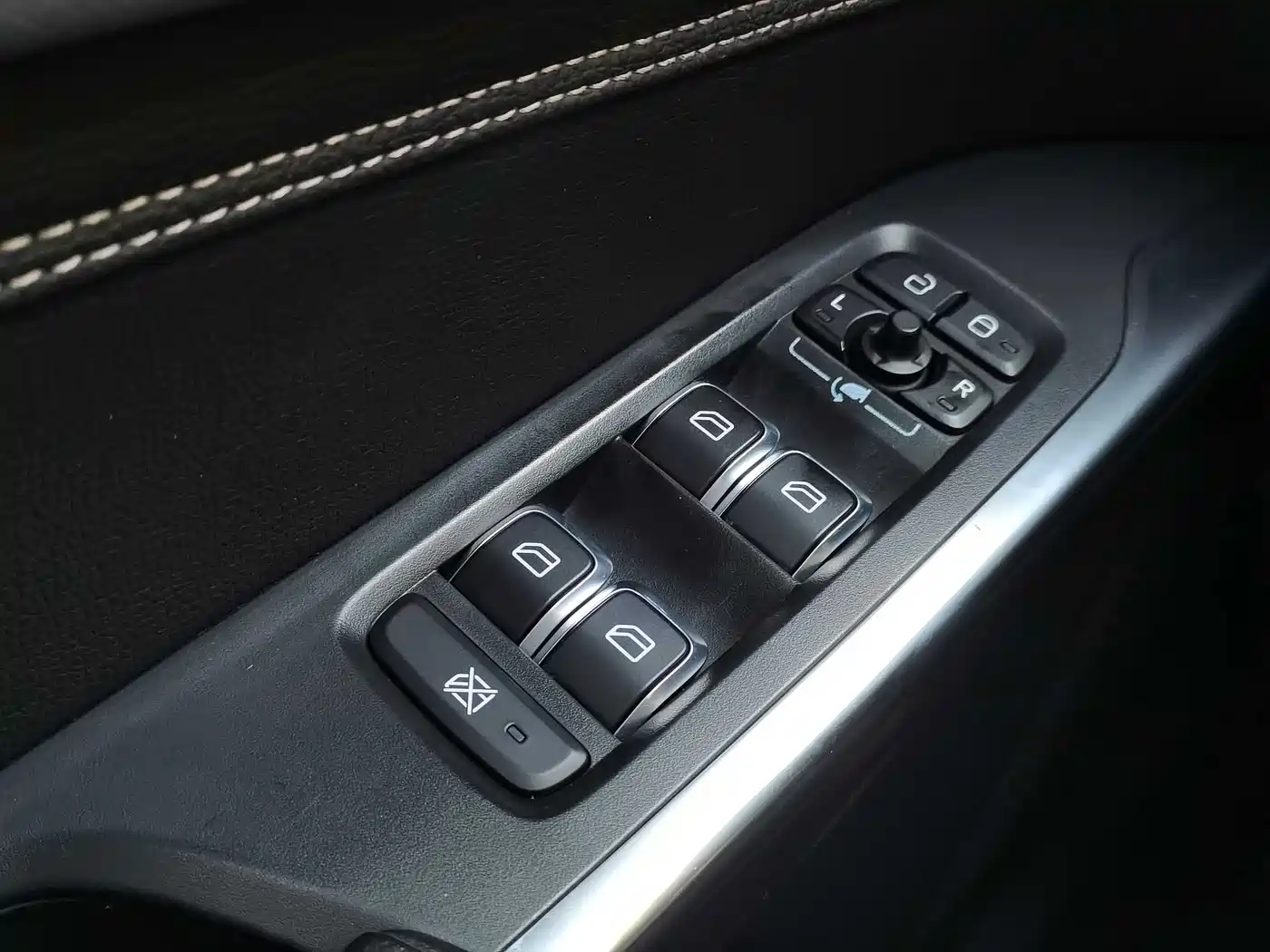 Lynk & Co 01 2019 2.0T 2WD Pro Edition China V фото 17