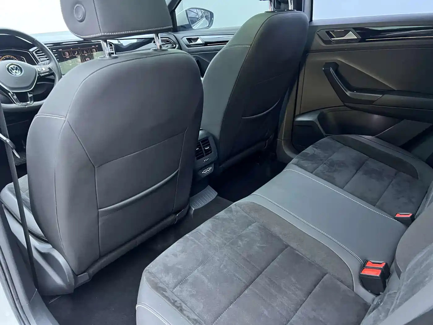 Volkswagen T-ROC 2021 Facelift 280TSI DSG 4WD Luxury Smart Connect Edition фото 3